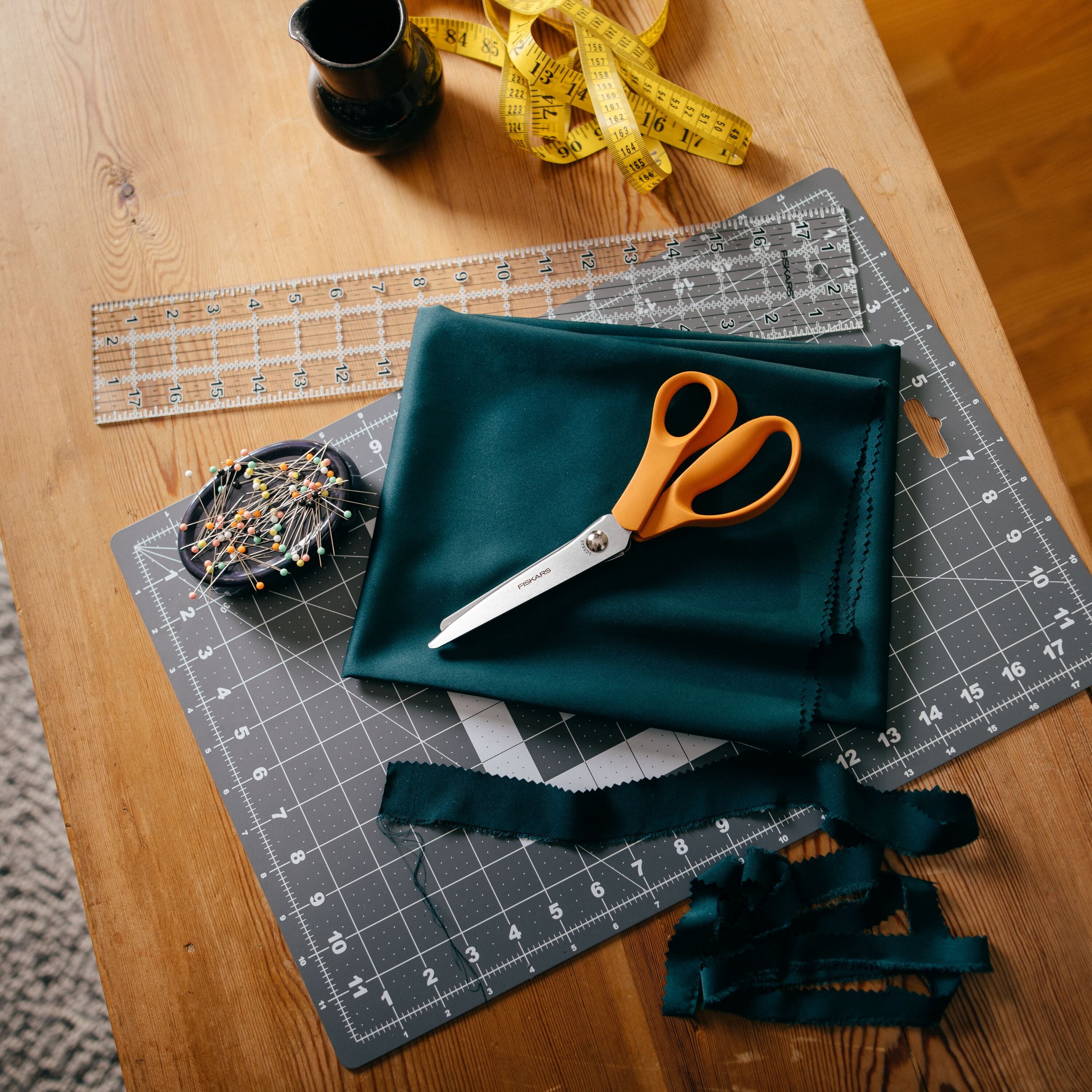 Fiskars 8" Pinking Shears, with Pointed Tip for Fabric Cutting, Orange