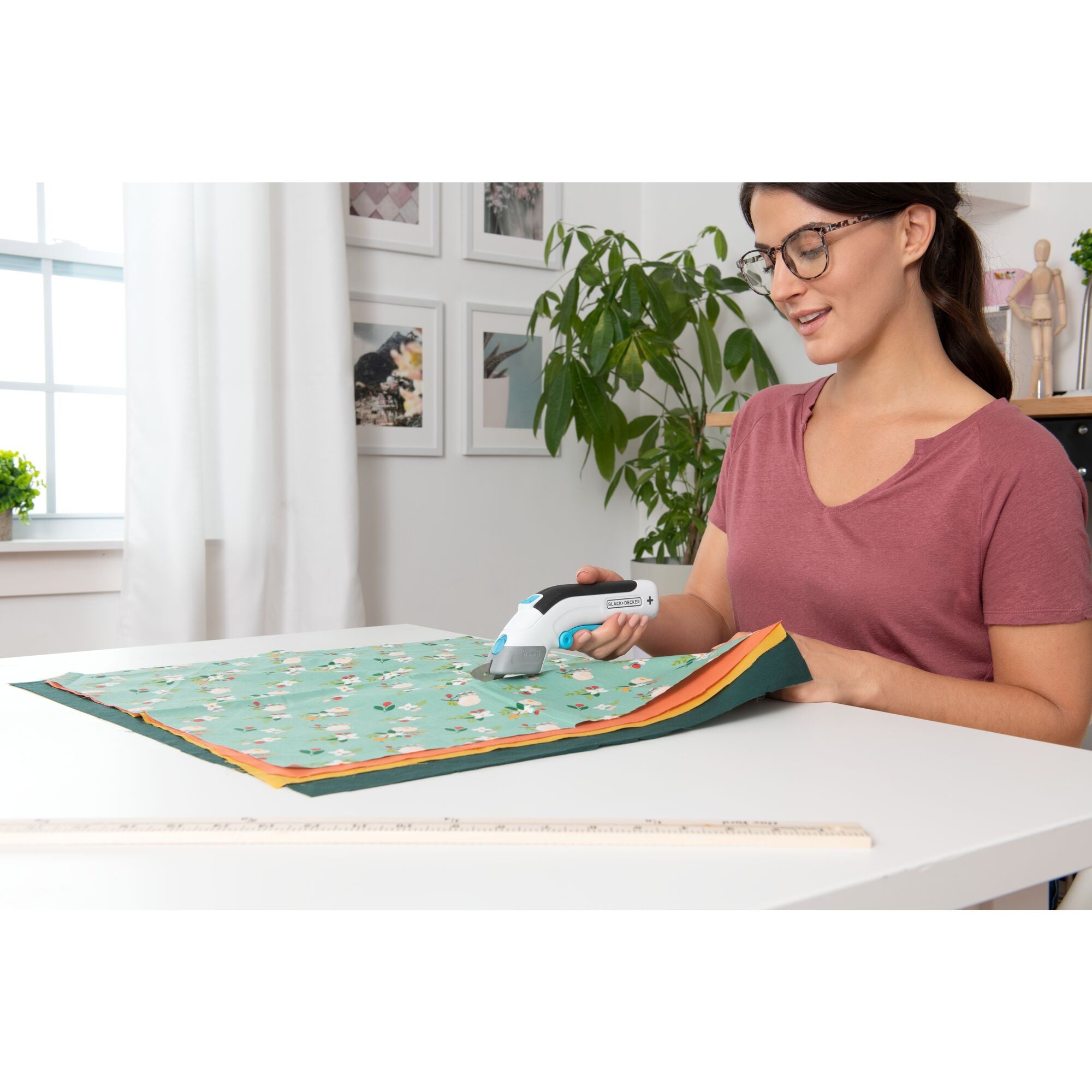 BLACK+DECKER 4V Crafting Scissors (BCSC115FF)