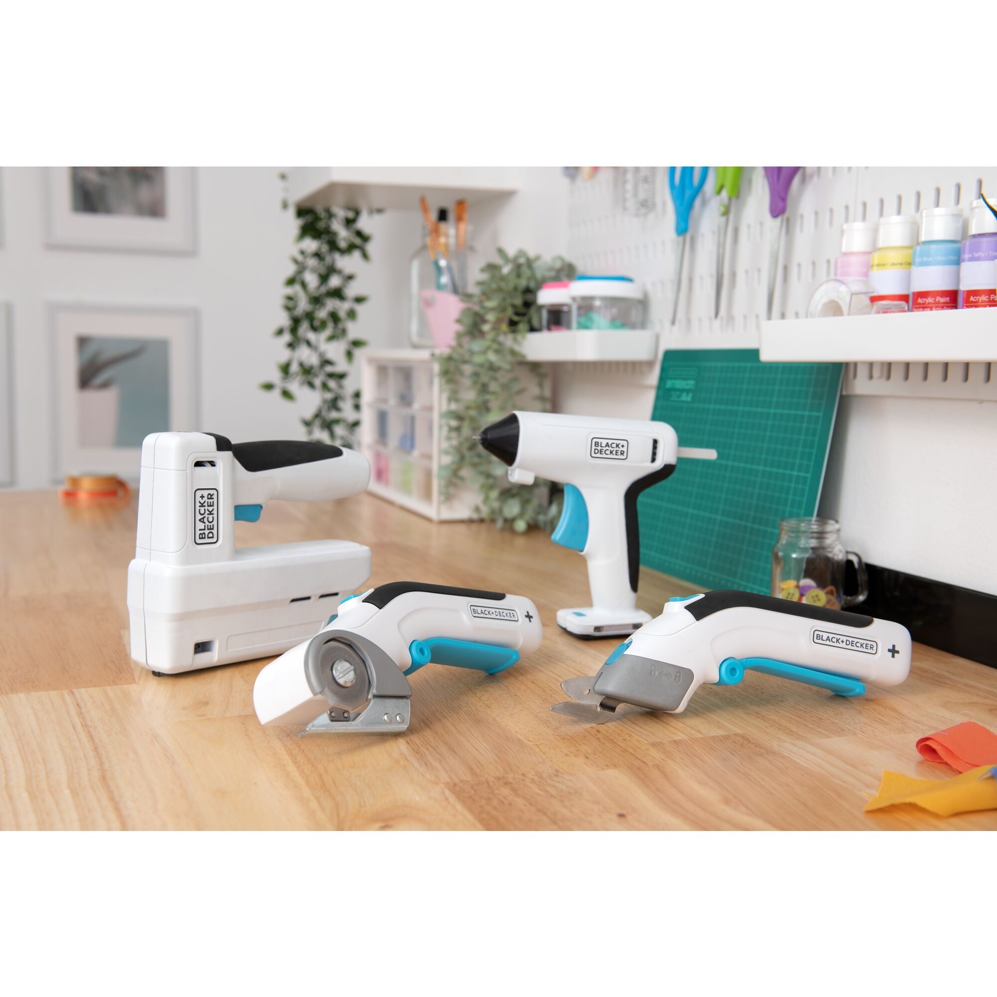 BLACK+DECKER 4V Crafting Scissors (BCSC115FF)